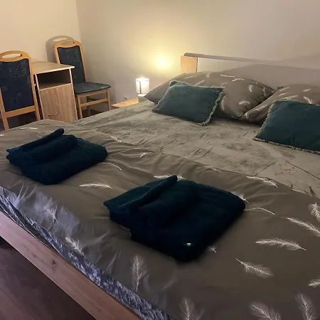 With Garage And Garden 아파트 Koberice u Brna